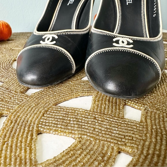 Authentic Chanel CC Logo Pumps in Black and Cream Size 38 - Picture 7 of 10